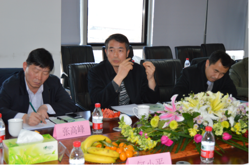 北京市工商聯(lián)佘運副主席(中)、張峰處長(左)，北京市統(tǒng)戰(zhàn)部曹杰處長(右)